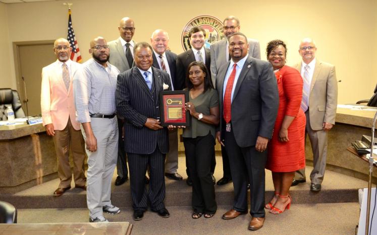 Shirell Oatis-Honora receives key to the city